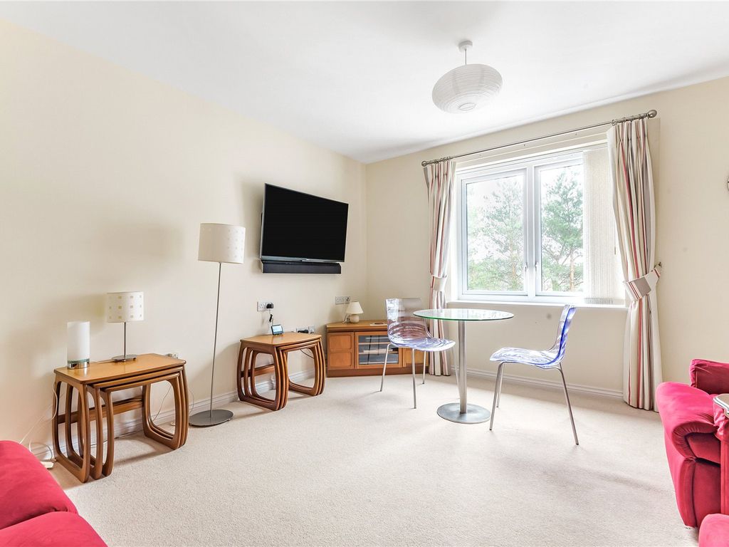 1 bed flat for sale in Park Lane, Camberley, Surrey GU15, £160,000