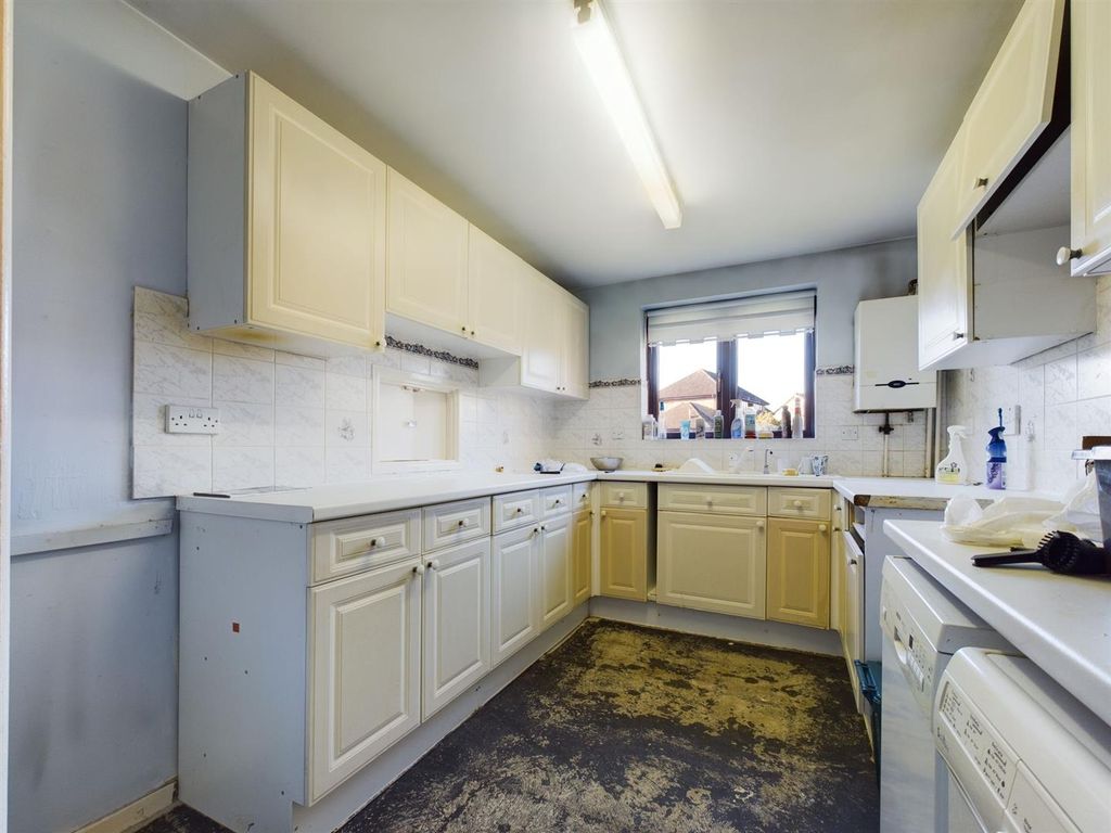2 bed flat for sale in The Chase, Calcot, Reading RG31, £265,000