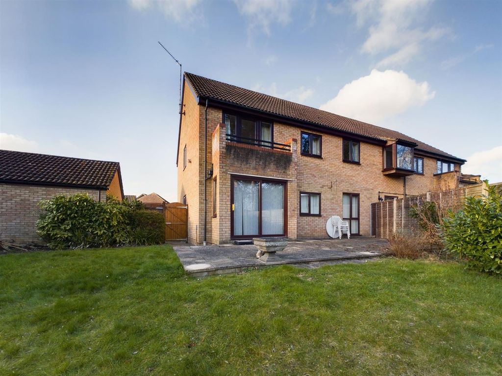 2 bed flat for sale in The Chase, Calcot, Reading RG31, £265,000