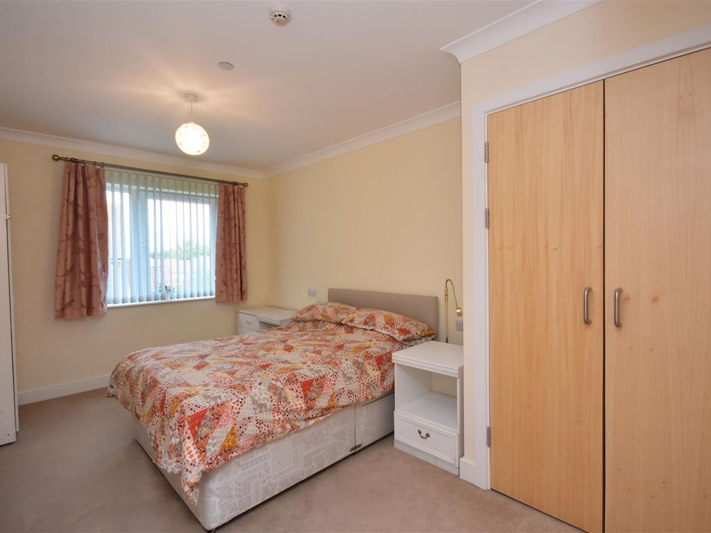2 bed property for sale in Barber Road, Basingstoke RG22, £165,000