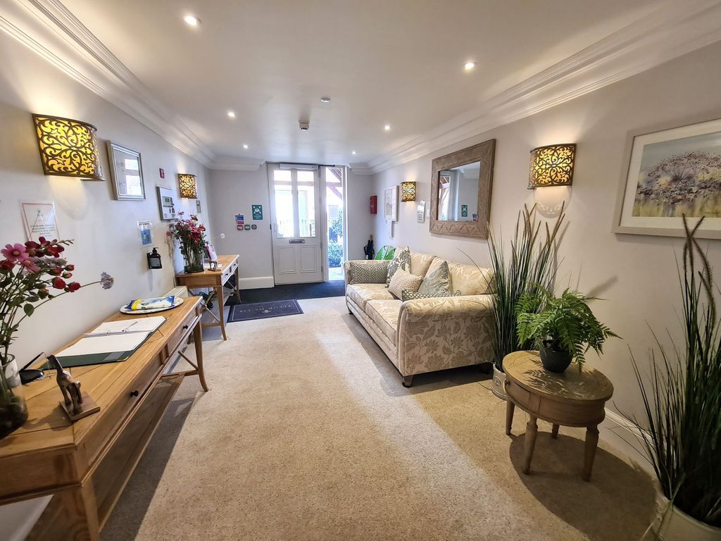 1 bed flat for sale in Church Street, Fleur De Lis OX12, £200,000