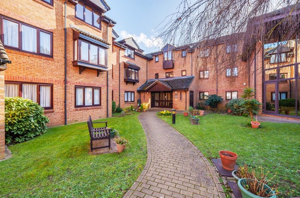 1 bed flat for sale in Windsor Close, Northwood, Middlesex HA6, £130,000