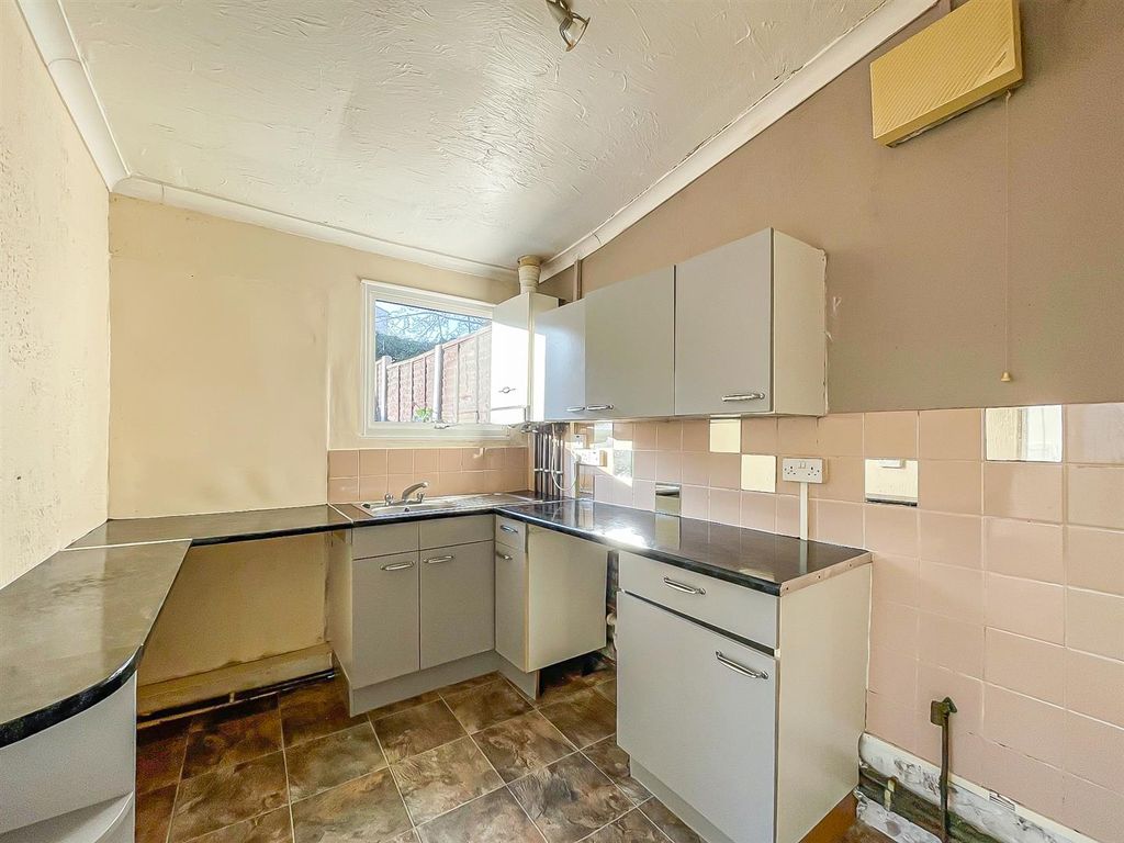 2 bed flat for sale in Leamington Road, Southend-On-Sea SS1, £200,000