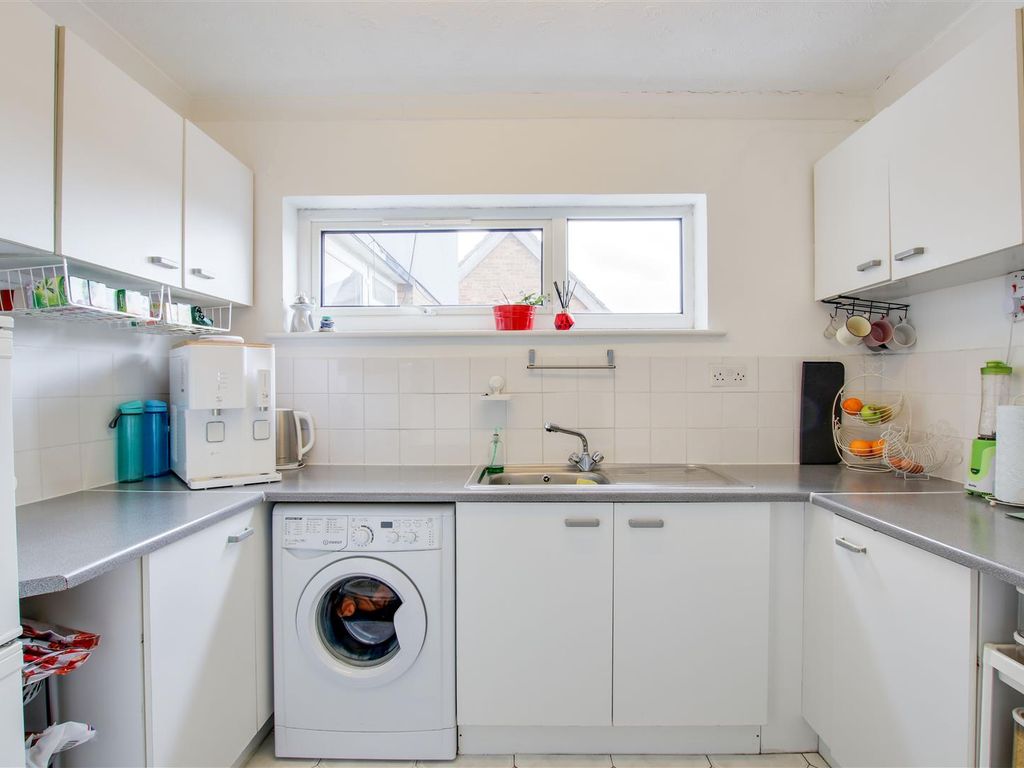 1 bed flat for sale in Flamstead End Road, Cheshunt, Waltham Cross EN8, £200,000