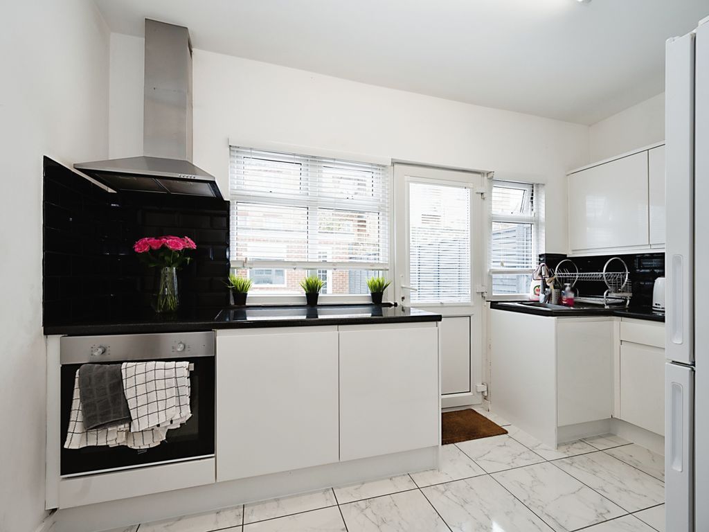 2 bed flat for sale in Chichester Road, Portsmouth PO2, £175,000