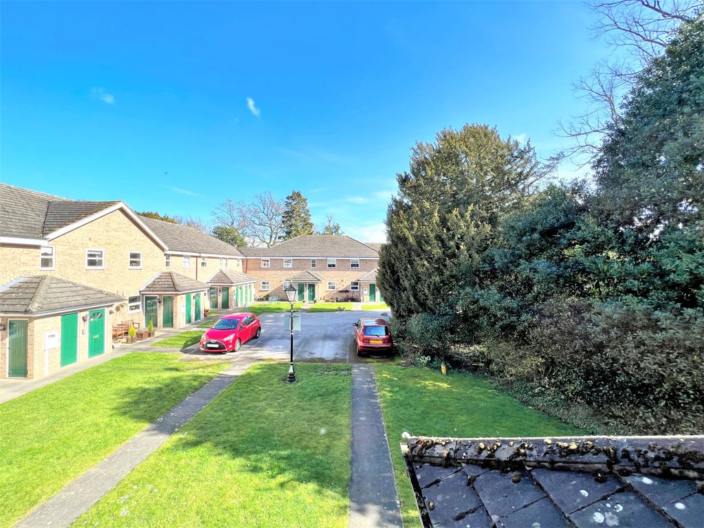 2 bed flat for sale in Arnoldfield Court, Gonerby Hill Foot, Grantham NG31, £99,000