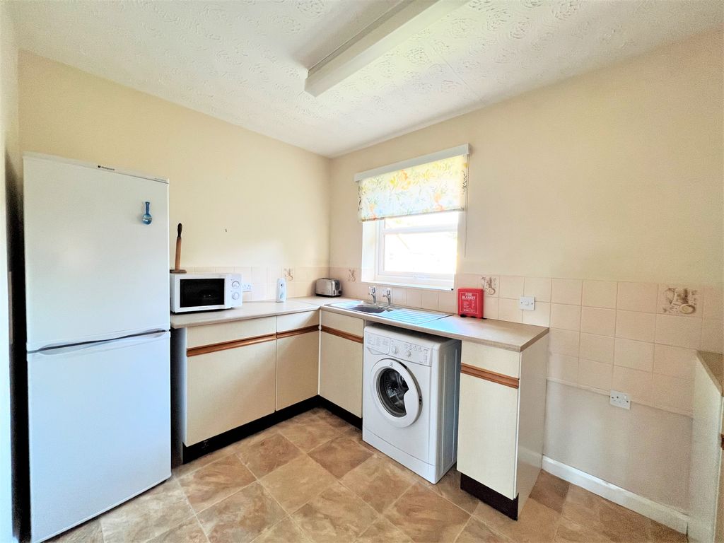 2 bed flat for sale in Arnoldfield Court, Gonerby Hill Foot, Grantham NG31, £99,000