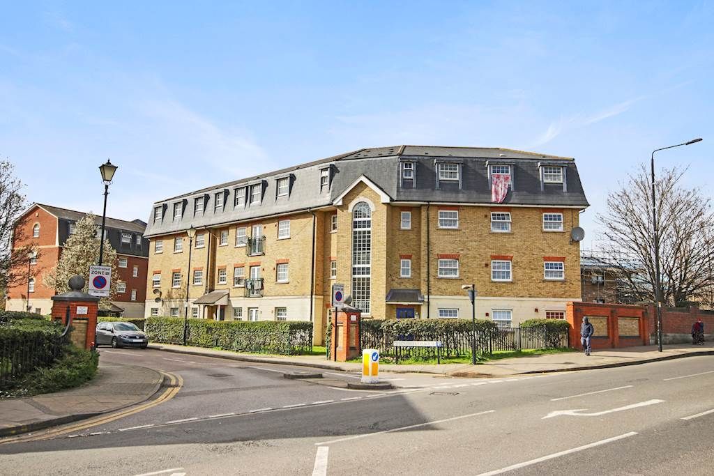 2 bed flat for sale in Queensberry Place, London E12, £325,000
