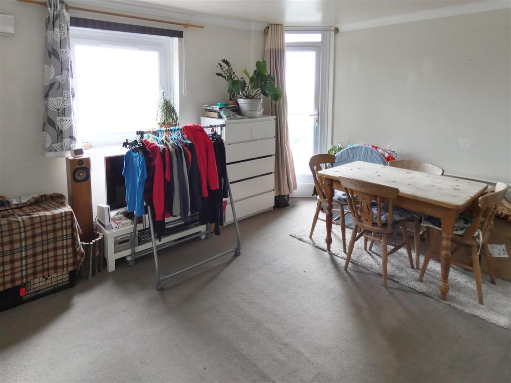 1 bed flat for sale in South Terrace, Littlehampton BN17, £160,000