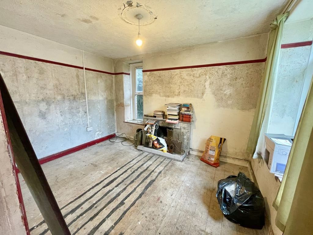 3 bed detached house for sale in Plas Road, Pontardawe, Swansea. SA8, £190,000