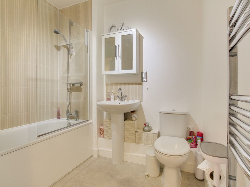 1 bed flat for sale in London Road, Wickford SS12, £200,000