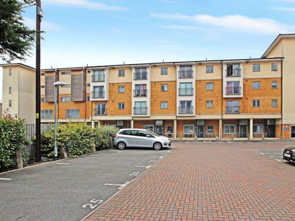 1 bed flat for sale in London Road, Wickford SS12, £200,000