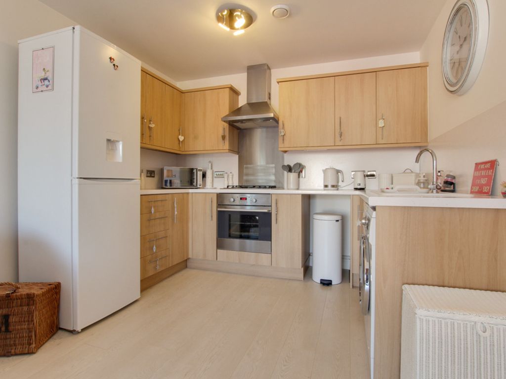 1 bed flat for sale in London Road, Wickford SS12, £200,000