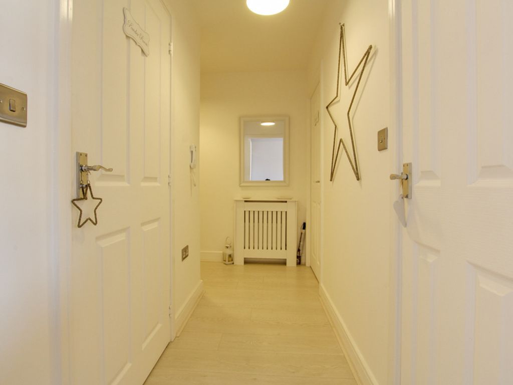 1 bed flat for sale in London Road, Wickford SS12, £200,000