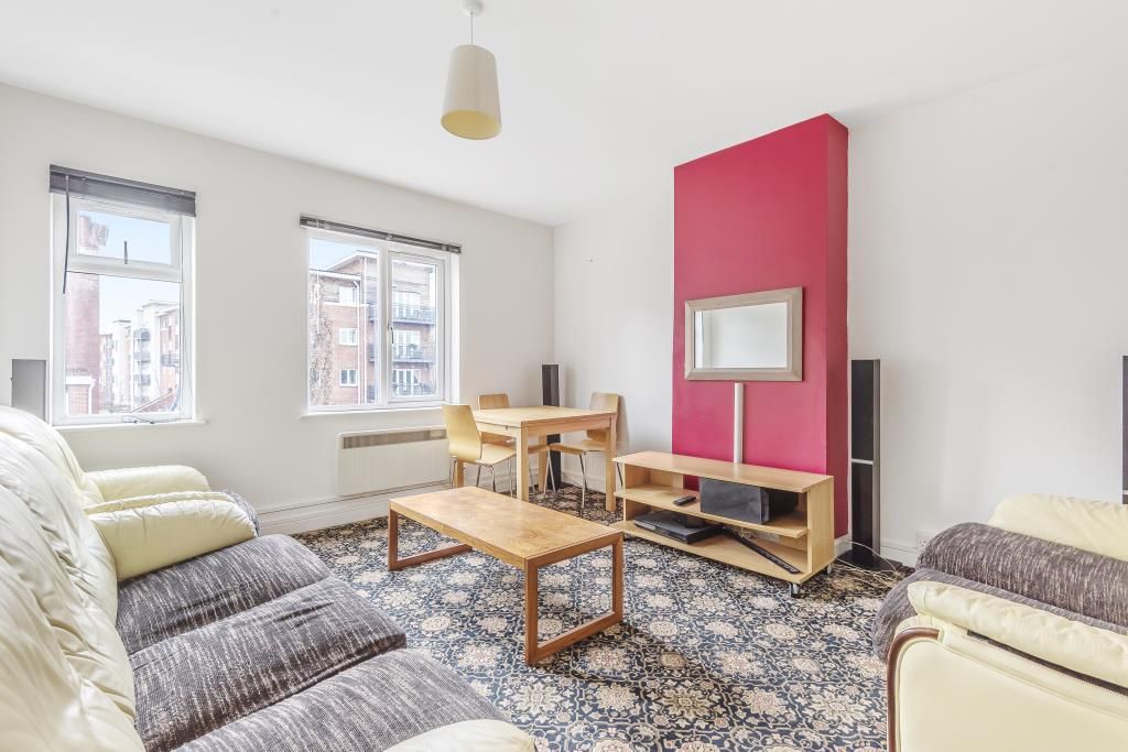 2 bed flat for sale in Bridge Road, Maidenhead SL6, £320,000
