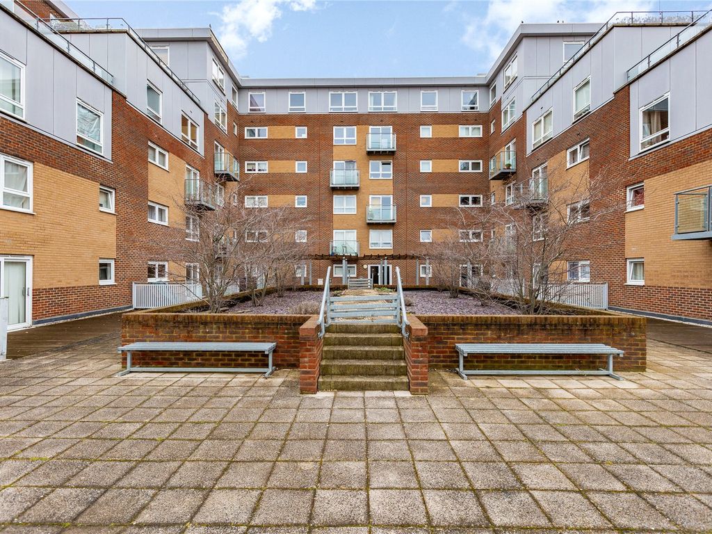 1 bed flat for sale in Cherrydown East, Basildon, Essex SS16, £180,000