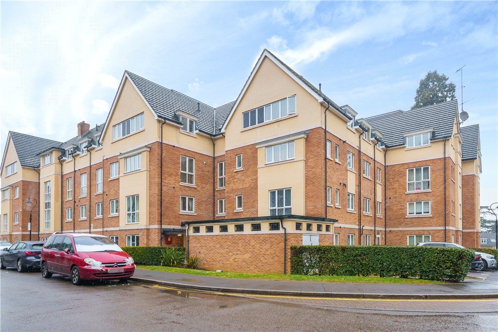 2 bed flat for sale in Capel Crescent, Stanmore, Middlesex HA7, £320,000