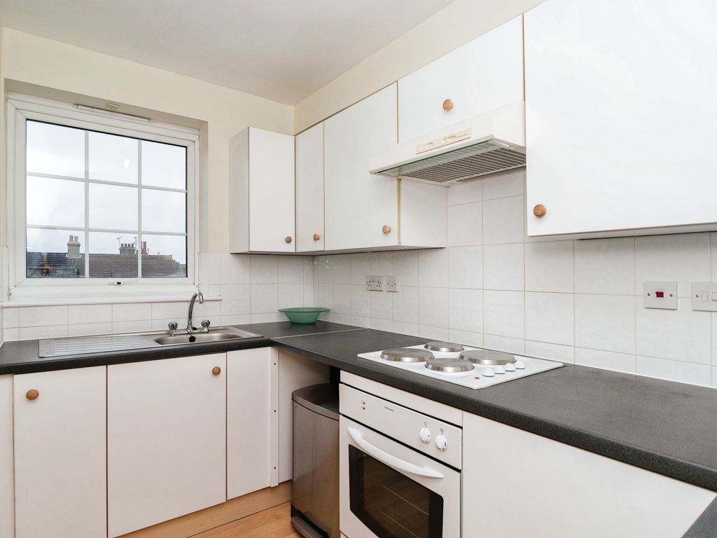 2 bed flat for sale in Chase Court Gardens, Southend-On-Sea, Essex SS1, £200,000
