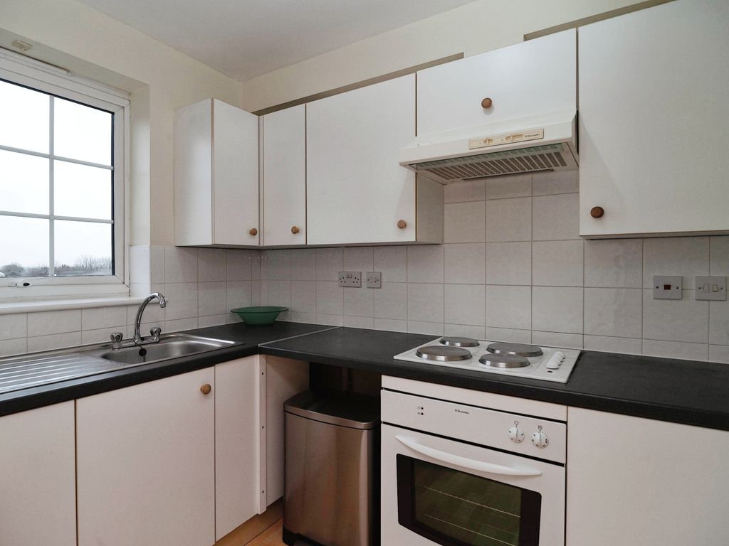 2 bed flat for sale in Chase Court Gardens, Southend-On-Sea, Essex SS1, £200,000