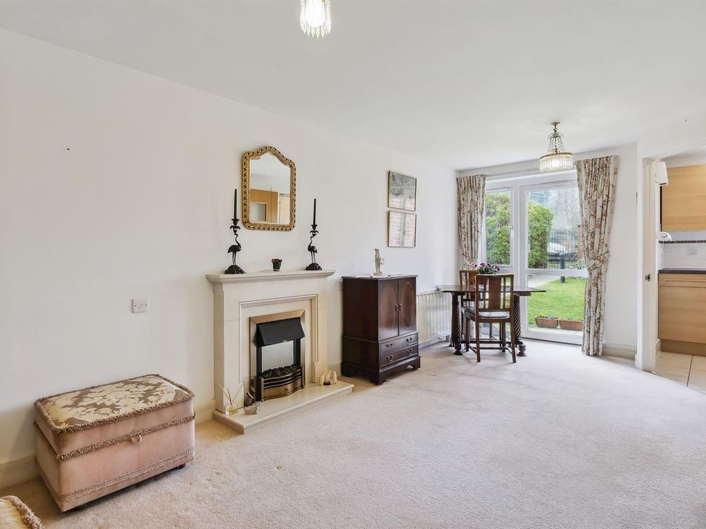 1 bed flat for sale in Penlee Close, Edenbridge TN8, £172,500