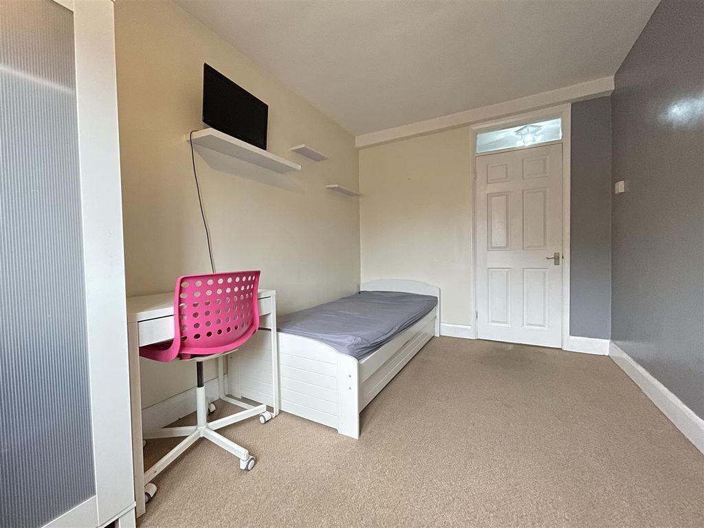 2 bed flat for sale in Crammavill Street, Grays RM16, £190,000
