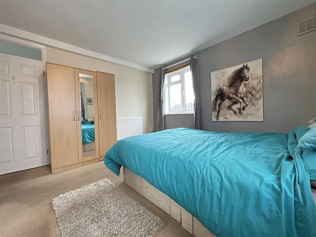 2 bed flat for sale in Crammavill Street, Grays RM16, £190,000