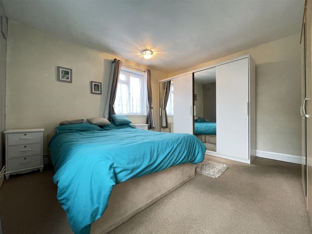 2 bed flat for sale in Crammavill Street, Grays RM16, £190,000