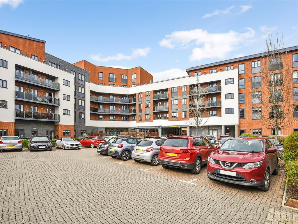 1 bed flat for sale in Chantry Centre, Chantry Way, Andover SP10, £200,000