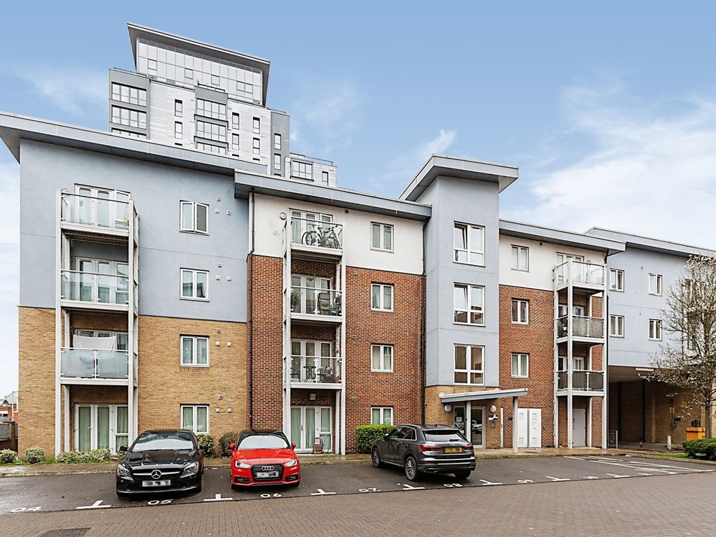 2 bed flat for sale in Mill Street, Slough SL2, £210,000