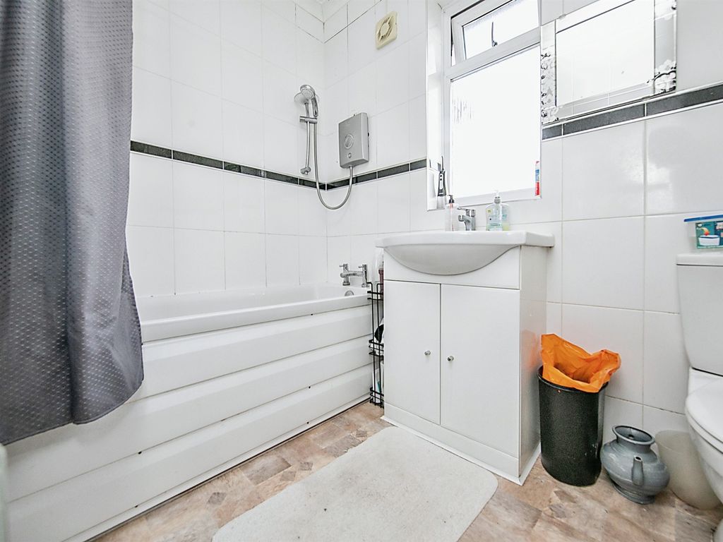 3 bed terraced house for sale in Kings Way, Ipswich IP3, £235,000