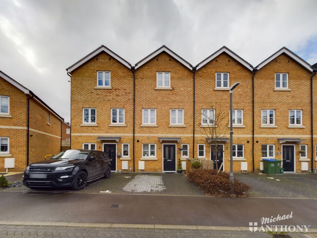3 bed town house for sale in Revels Close, Aylesbury HP20, £195,000