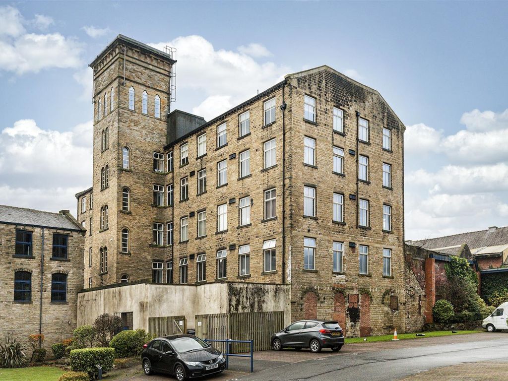 2 bed flat for sale in Plover Road, Lindley, Huddersfield HD3, £150,000