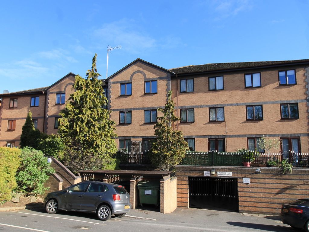 1 bed flat for sale in Kingfisher Court, Queen Alexandra Road, High Wycombe HP11, £150,000