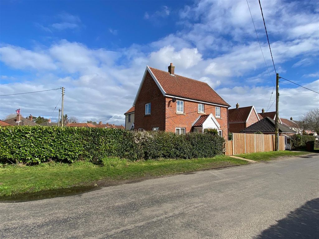 3 bed link-detached house for sale in Tabernacle Lane, Forncett St. Peter, Norwich NR16, £290,000