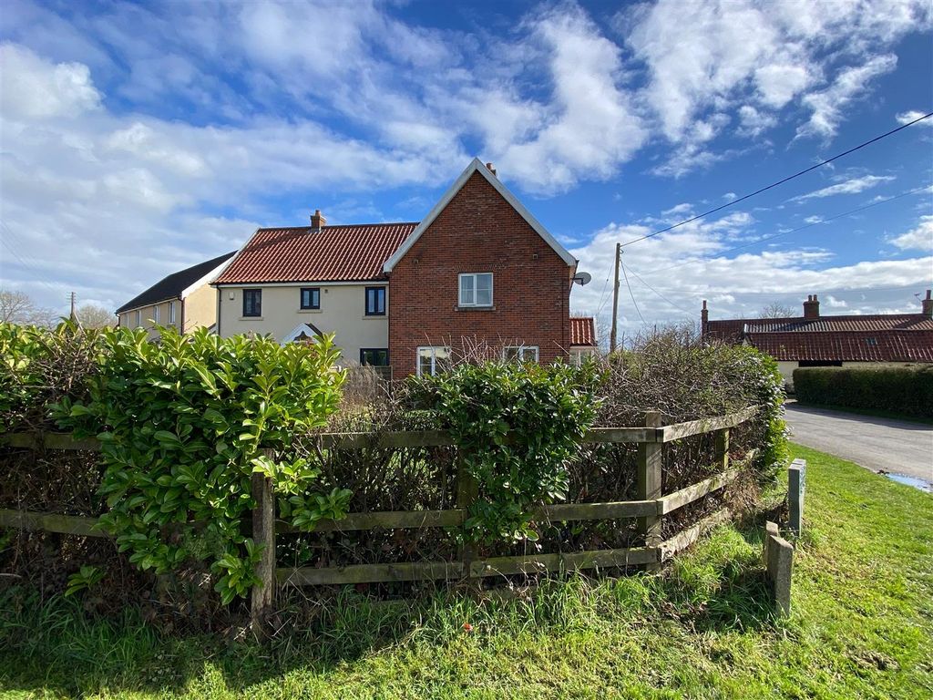 3 bed link-detached house for sale in Tabernacle Lane, Forncett St. Peter, Norwich NR16, £290,000