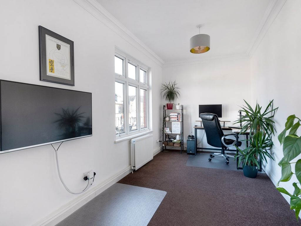 1 bed flat for sale in College Road, Bromley BR1, £240,000