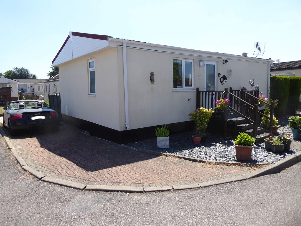 2 bed mobile/park home for sale in Surrey Hills Park, Normandy, Guildford, Surrey, 2Ay GU3, £89,500
