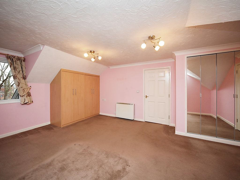 2 bed flat for sale in The Avenue, Taunton TA1, £150,000