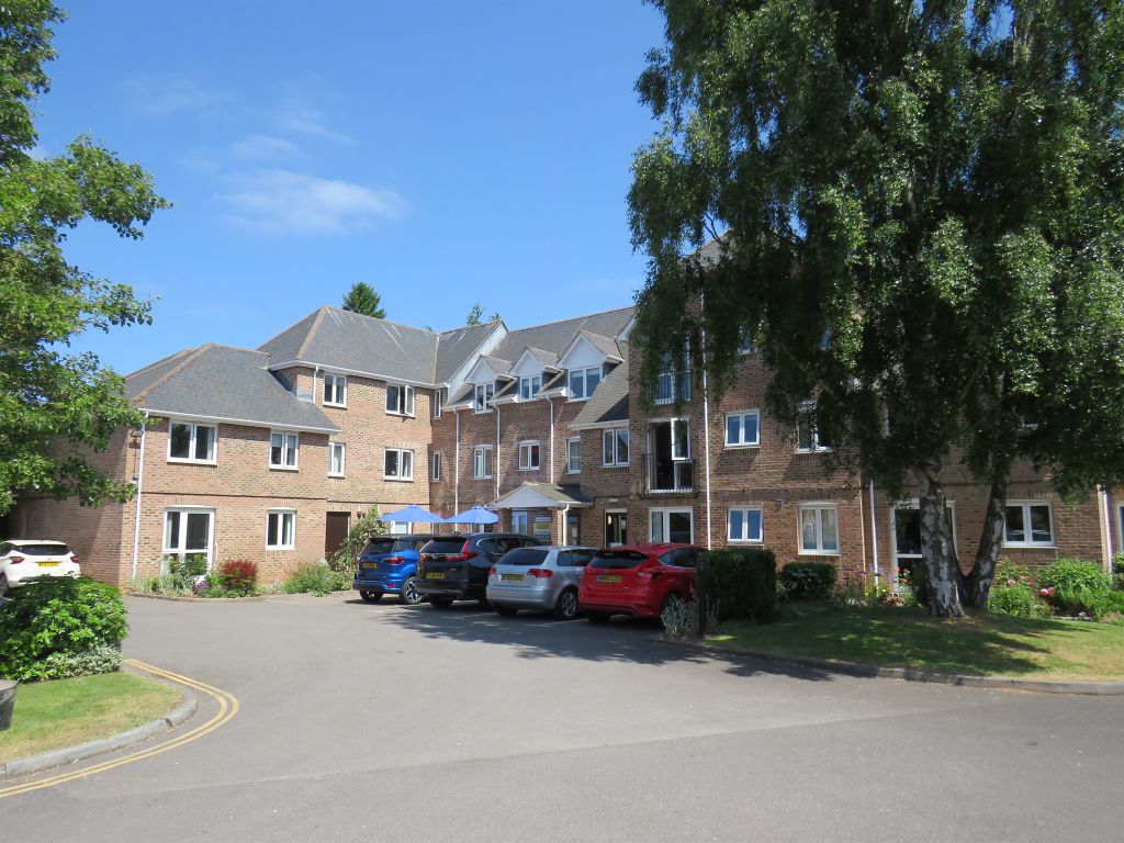 2 bed flat for sale in The Avenue, Taunton TA1, £150,000