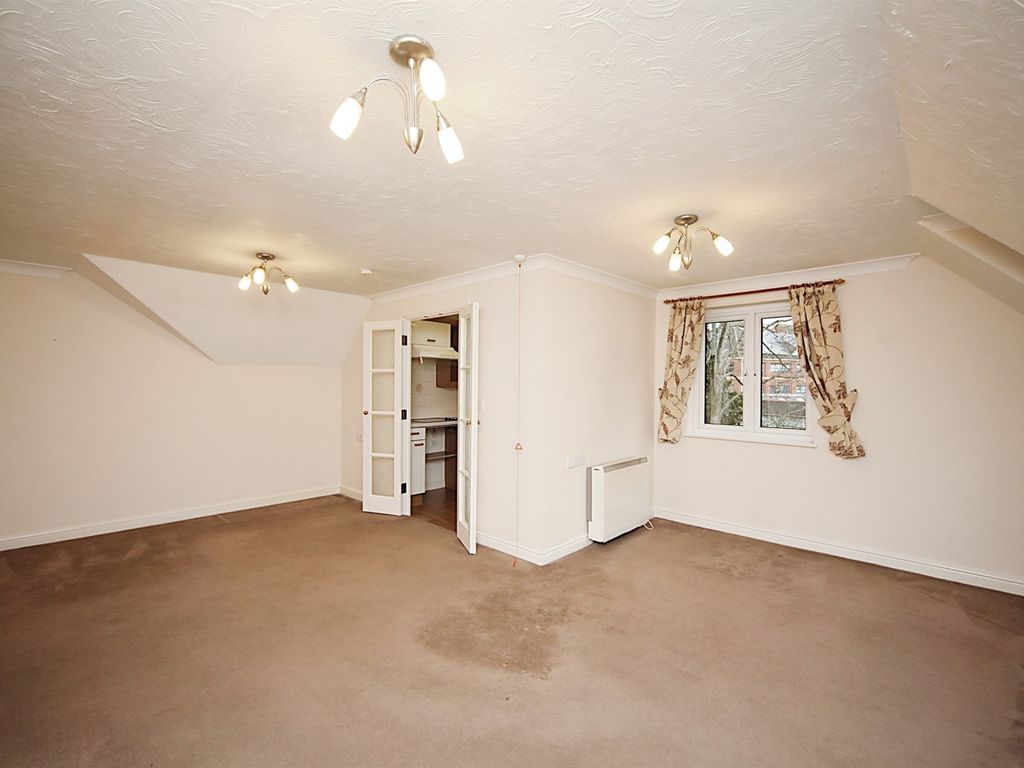 2 bed flat for sale in The Avenue, Taunton TA1, £150,000