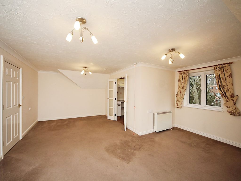 2 bed flat for sale in The Avenue, Taunton TA1, £150,000