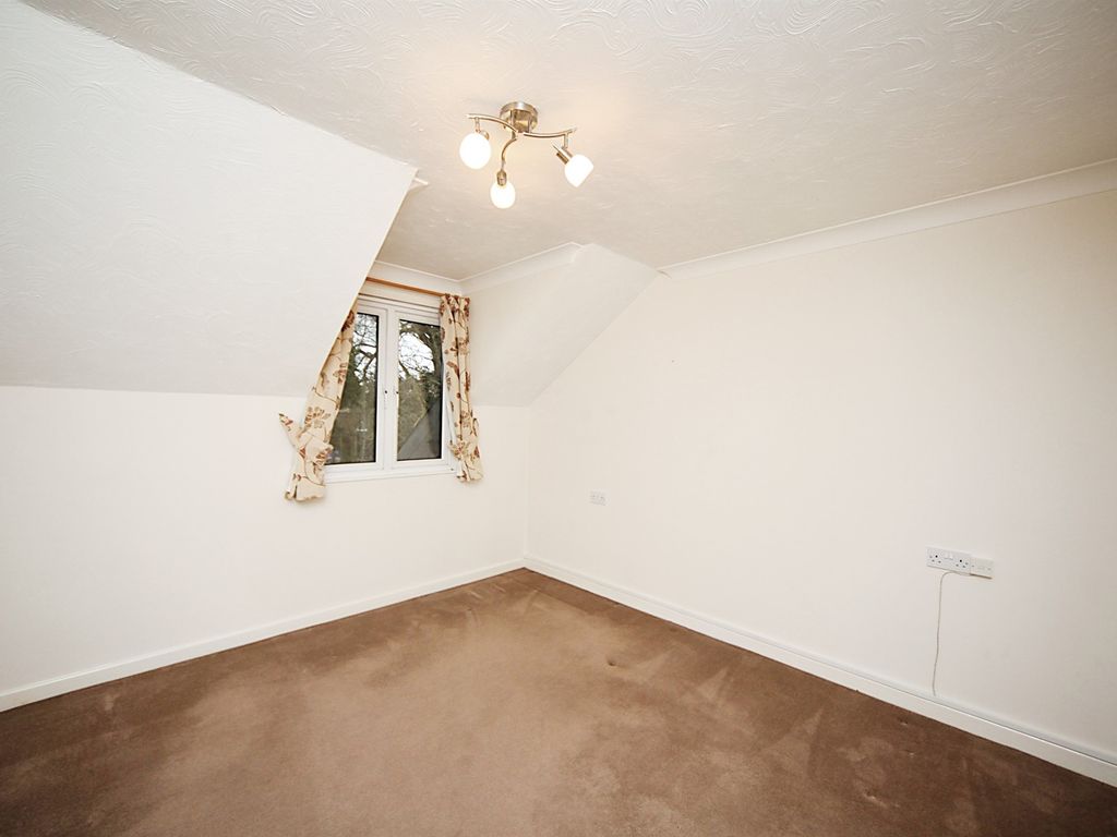 2 bed flat for sale in The Avenue, Taunton TA1, £150,000