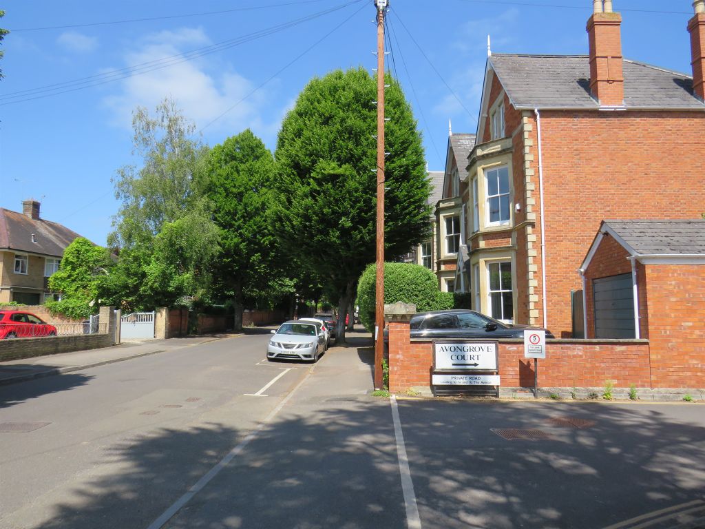 2 bed flat for sale in The Avenue, Taunton TA1, £150,000