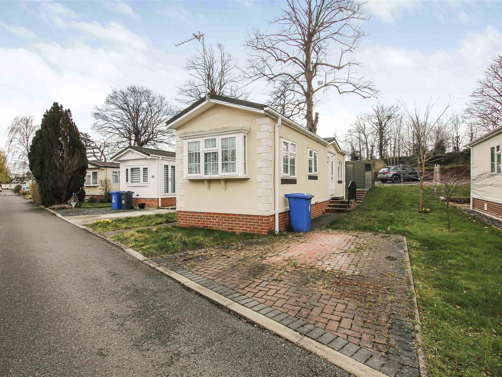 1 bed mobile/park home for sale in Main Road, Willows Riverside Park, Windsor SL4, £155,000