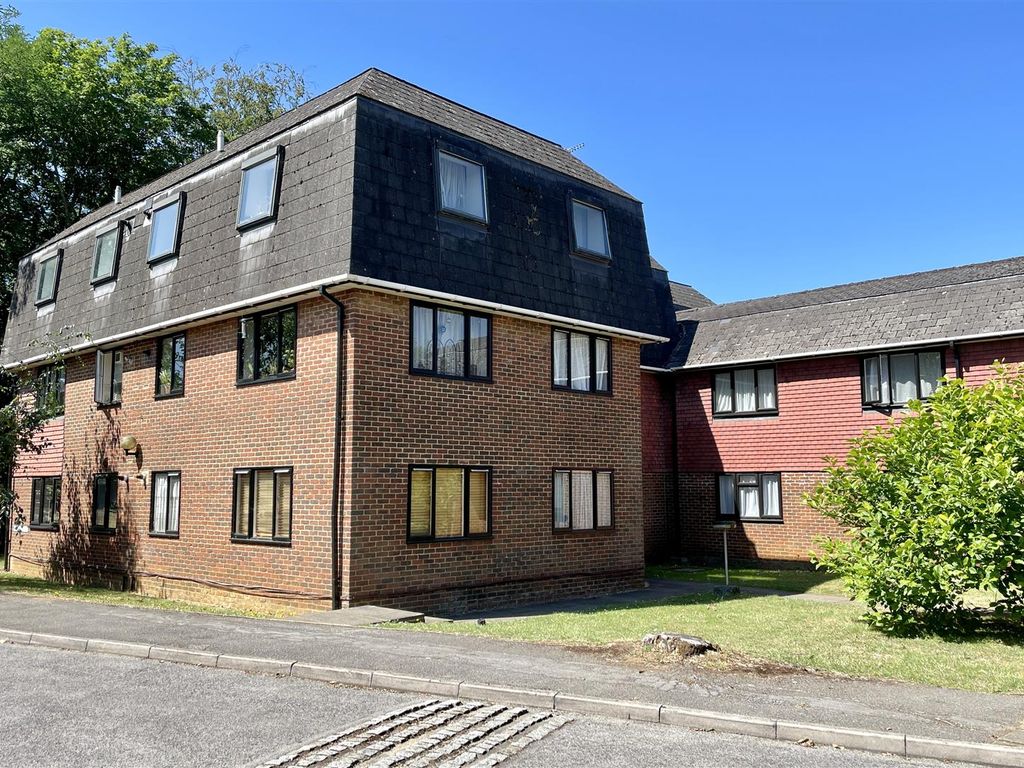 1 bed flat for sale in Badgers Cross, Portsmouth Road, Milford, Godalming GU8, £199,500