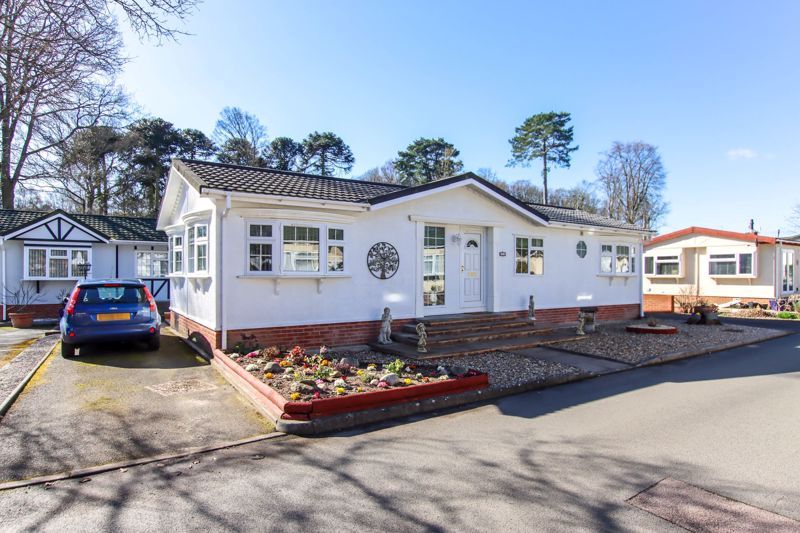 2 bed mobile/park home for sale in Beech Park, Chesham Road, Wigginton, Tring HP23, £220,000