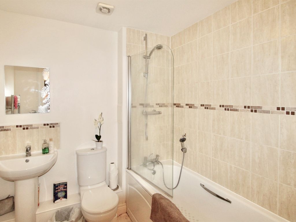 2 bed flat for sale in Scarlett Avenue, Wendover, Aylesbury HP22, £260,000