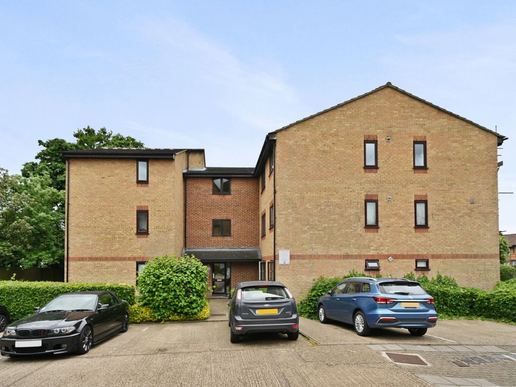 1 bed flat for sale in Chartwell Close, Greenford UB6, £185,000