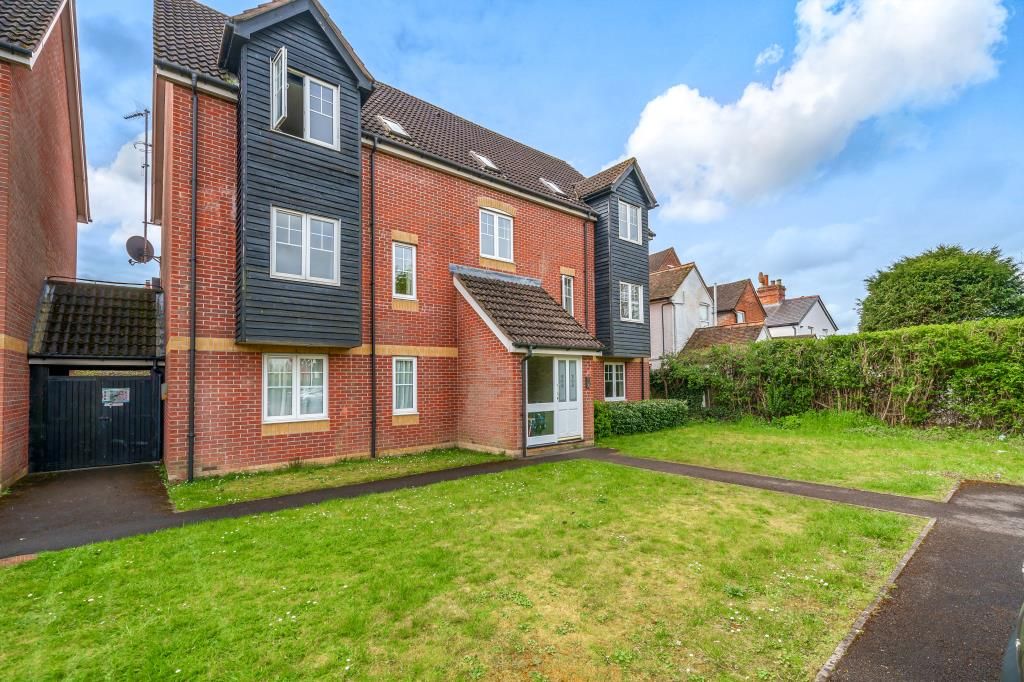 2 bed flat for sale in Newbury, Berkshire RG14, £160,000