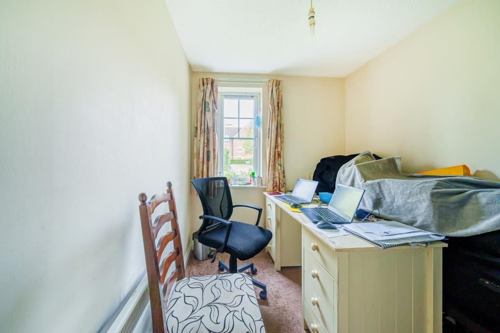 2 bed flat for sale in Newbury, Berkshire RG14, £160,000